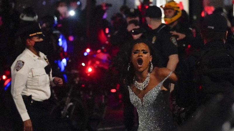New York Police bike patrol officers make an arrest during a demonstration, Thursday, Nov. 5, 2020, in New York. (AP Photo/Seth Wenig)