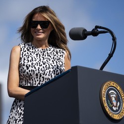 Melania Ucapkan Bye-bye, Ada Pesan Khusus ke Massa Trump?