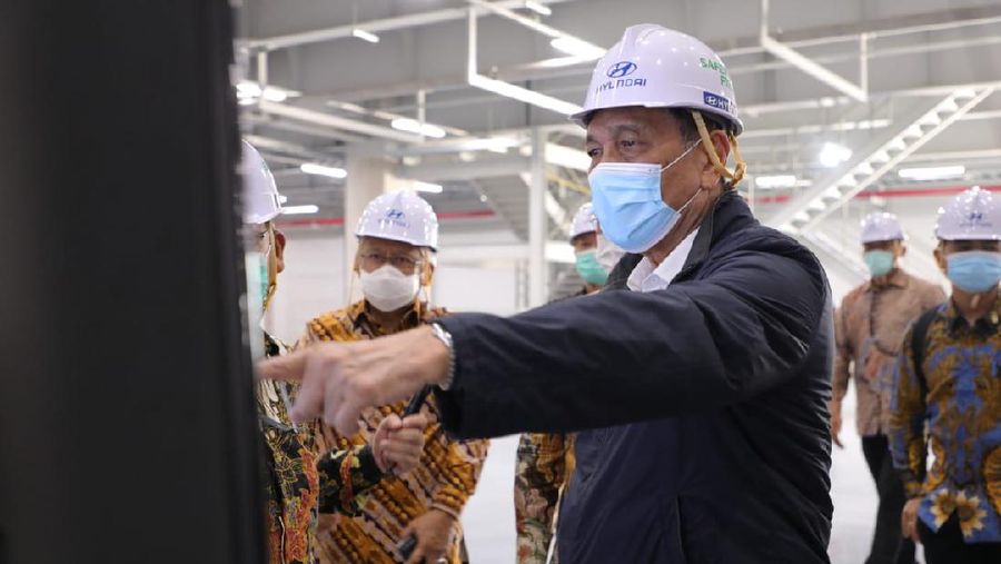 Menko bidang kemaritiman dan investasi Luhut Pandjaitan meninjau pabrik mobil Hyundai di Bekasi. (kemenko marves)