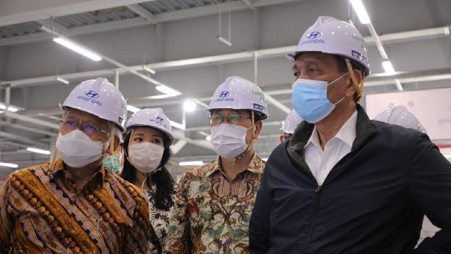 Menko bidang kemaritiman dan investasi Luhut Pandjaitan meninjau pabrik mobil Hyundai di Bekasi. (kemenko marves)