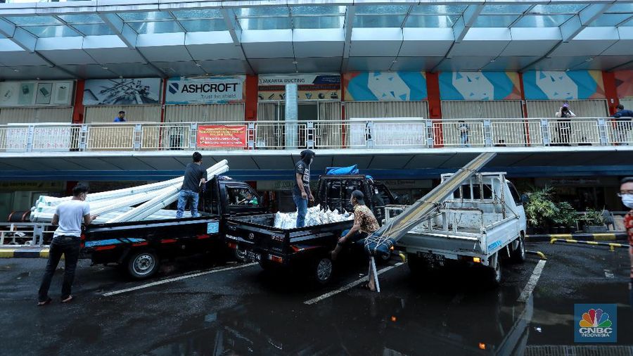 Suasana pertokoan di pasar Tanah Abang Blok B, Jakarta yang sepi akibat pandemi Covid-19, Jumat (6/11/2020). (CNBC Indonesia/Tri Susilo)