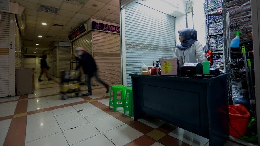 Suasana pertokoan di pasar Tanah Abang Blok B, Jakarta yang sepi akibat pandemi Covid-19, Jumat (6/11/2020). (CNBC Indonesia/Tri Susilo)