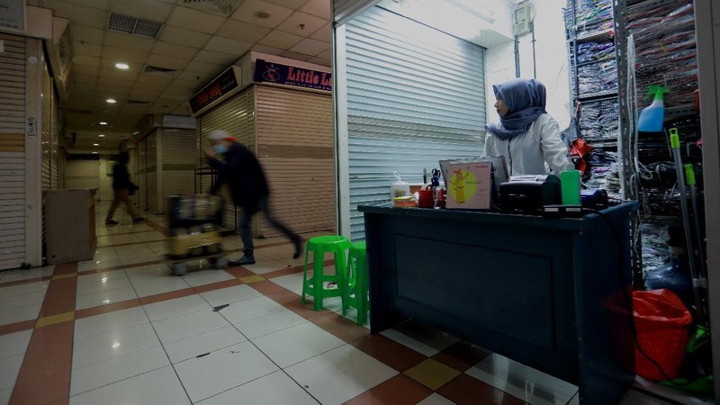 Suasana pertokoan di pasar Tanah Abang Blok B, Jakarta yang sepi akibat pandemi Covid-19, Jumat (6/11/2020). (CNBC Indonesia/Tri Susilo)
