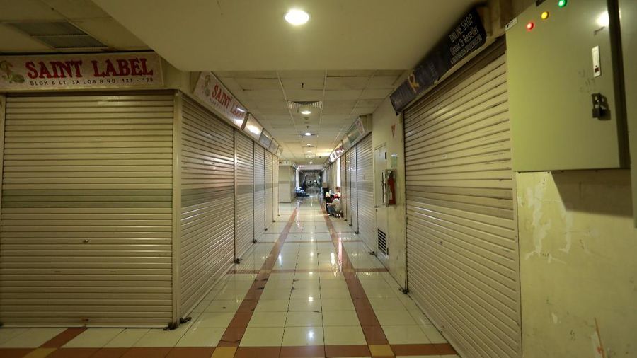 Suasana pertokoan di pasar Tanah Abang Blok B, Jakarta yang sepi akibat pandemi Covid-19, Jumat (6/11/2020). (CNBC Indonesia/Tri Susilo)