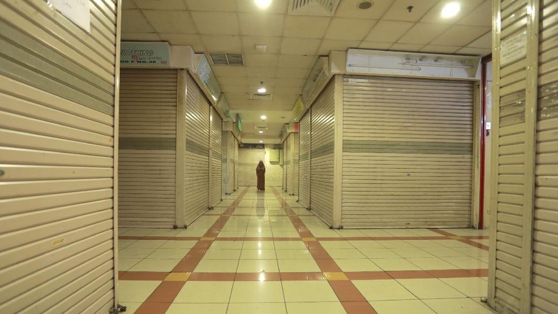Suasana pertokoan di pasar Tanah Abang Blok B, Jakarta yang sepi akibat pandemi Covid-19, Jumat (6/11/2020). (CNBC Indonesia/Tri Susilo)