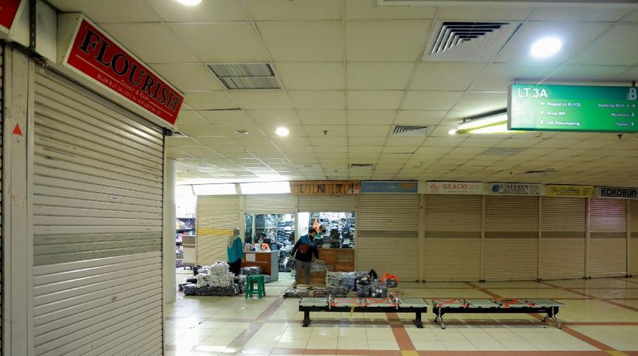 Suasana pertokoan di pasar Tanah Abang Blok B, Jakarta yang sepi akibat pandemi Covid-19, Jumat (6/11/2020). (CNBC Indonesia/Tri Susilo)
