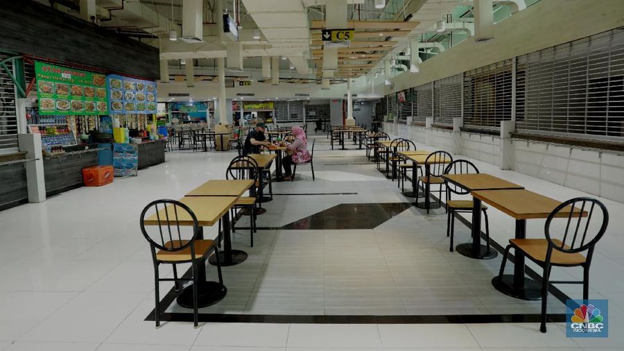 Suasana pusat perbelanjaan di ITC Cempaka Putih, Jakarta Jumat (6/11/2020). (CNBC Indonesia/Tri Susilo)
