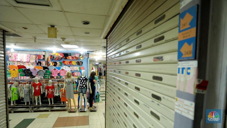 Suasana pusat perbelanjaan di ITC Mangga Dua yang sangat sepi pembeli, puluhan toko ditutup karena minimnya jual beli masyarakat ditengah pandemi, Jumat (6/11/2020). Salah satu pemilik toko menyebutkan untuk menyewa toko dalam setahun sebesar Rp. 50juta harga itu diluar tarif listrik dan kebersihan. (վ/Tri Susilo)