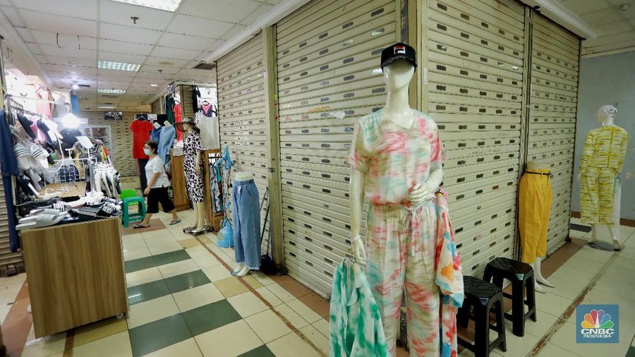 Suasana pusat perbelanjaan di ITC Mangga Dua yang sangat sepi pembeli, puluhan toko ditutup karena minimnya jual beli masyarakat ditengah pandemi, Jumat (6/11/2020). Salah satu pemilik toko menyebutkan untuk menyewa toko dalam setahun sebesar Rp. 50juta harga itu diluar tarif listrik dan kebersihan. (CNBC Indonesia/Tri Susilo)
