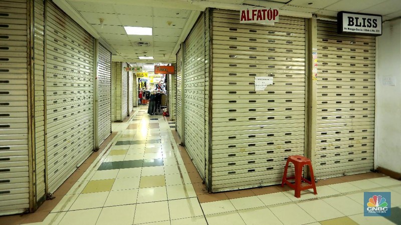 Suasana pertokoan di pasar Tanah Abang Blok B, Jakarta yang sepi akibat pandemi Covid-19, Jumat (6/11/2020). (CNBC Indonesia/Tri Susilo)