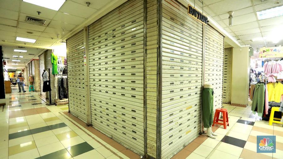 Suasana pusat perbelanjaan di ITC Mangga Dua yang sangat sepi pembeli, puluhan toko ditutup karena minimnya jual beli masyarakat ditengah pandemi, Jumat (6/11/2020). Salah satu pemilik toko menyebutkan untuk menyewa toko dalam setahun sebesar Rp. 50juta harga itu diluar tarif listrik dan kebersihan. (CNBC Indonesia/Tri Susilo)