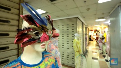 Suasana pusat perbelanjaan di ITC Mangga Dua yang sangat sepi pembeli, puluhan toko ditutup karena minimnya jual beli masyarakat ditengah pandemi, Jumat (6/11/2020). Salah satu pemilik toko menyebutkan untuk menyewa toko dalam setahun sebesar Rp. 50juta harga itu diluar tarif listrik dan kebersihan. (CNBC Indonesia/Tri Susilo)