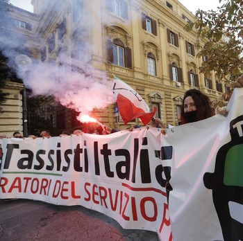 Geger Italia Mau Lockdown Lagi, Supir Taksi Demo