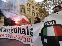 Geger Italia Mau Lockdown Lagi, Supir Taksi Demo