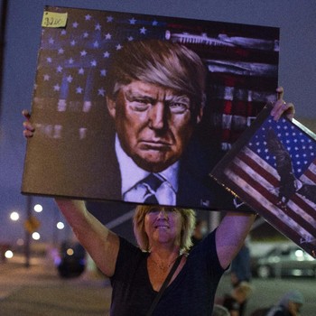 Kacau! Pendukung Donald Trump Demo Bawa Senjata