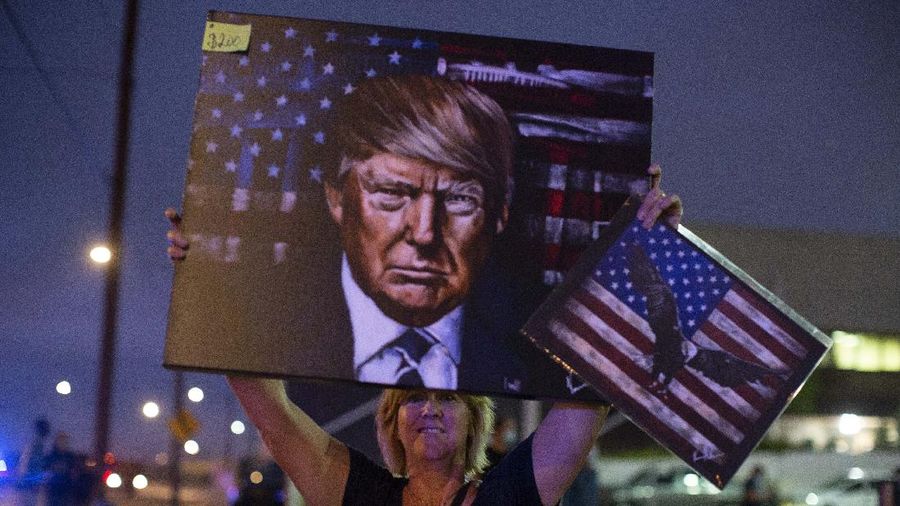 Pendukung Presiden Donald Trump menggelar demo di luar gedung tempat proses rekapitulasi di Maricopa County, Pheonix di negara bagian Arizona, Jumat 6 November 2020. (AP Photo/Ross D. Franklin)