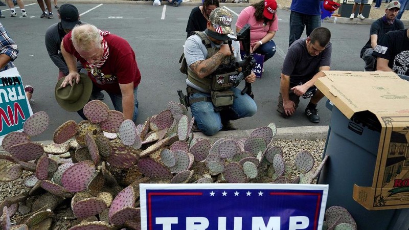 Pendukung Presiden Donald Trump menggelar demo di luar gedung tempat proses rekapitulasi di Maricopa County, Pheonix di negara bagian Arizona, Jumat 6 November 2020. (AP Photo/Ross D. Franklin)
