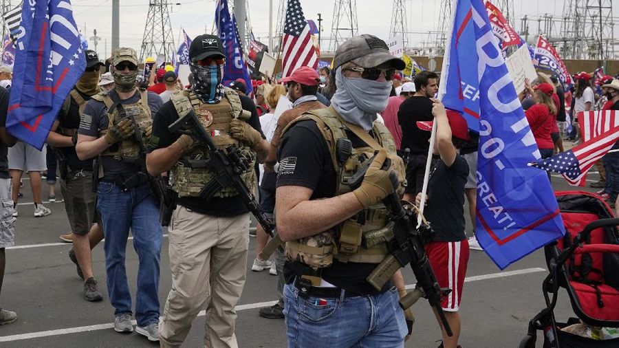 Pendukung Presiden Donald Trump menggelar demo di luar gedung tempat proses rekapitulasi di Maricopa County, Pheonix di negara bagian Arizona, Jumat 6 November 2020. (AP Photo/Ross D. Franklin)