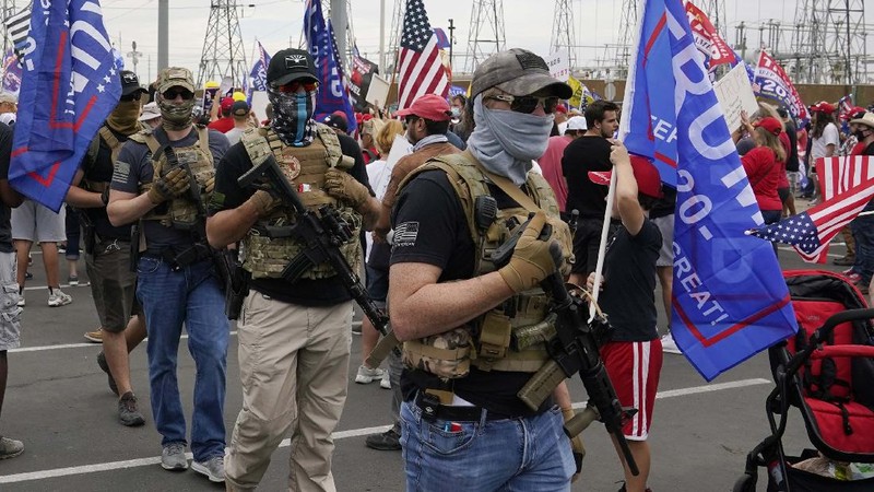 Pendukung Presiden Donald Trump menggelar demo di luar gedung tempat proses rekapitulasi di Maricopa County, Pheonix di negara bagian Arizona, Jumat 6 November 2020. (AP Photo/Ross D. Franklin)