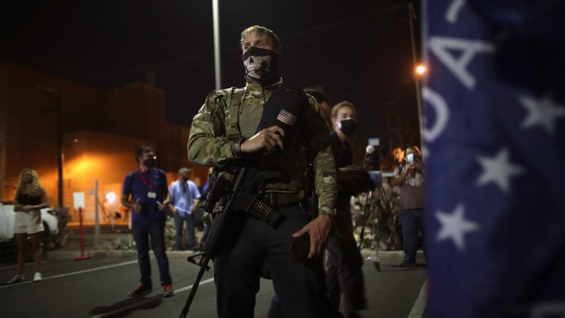 Pendukung Presiden Donald Trump menggelar demo di luar gedung tempat proses rekapitulasi di Maricopa County, Pheonix di negara bagian Arizona, Jumat 6 November 2020. (AP Photo/Ross D. Franklin)