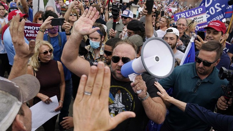 Pendukung Presiden Donald Trump menggelar demo di luar gedung tempat proses rekapitulasi di Maricopa County, Pheonix di negara bagian Arizona, Jumat 6 November 2020. (AP Photo/Ross D. Franklin)
