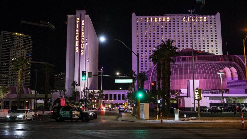 Las Vegas police respond to a shooting at Circus Circus casino, Saturday, Nov. 7, 2020, in Las Vegas. (Chase Stevens/Las Vegas Review-Journal via AP)