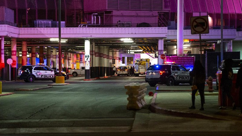 Las Vegas police respond to a shooting at Circus Circus casino, Saturday, Nov. 7, 2020, in Las Vegas. (Chase Stevens/Las Vegas Review-Journal via AP)