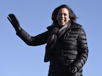 Ini 6 Inspirasi Gaya Busana Wapres AS Terpilih Kamala Harris