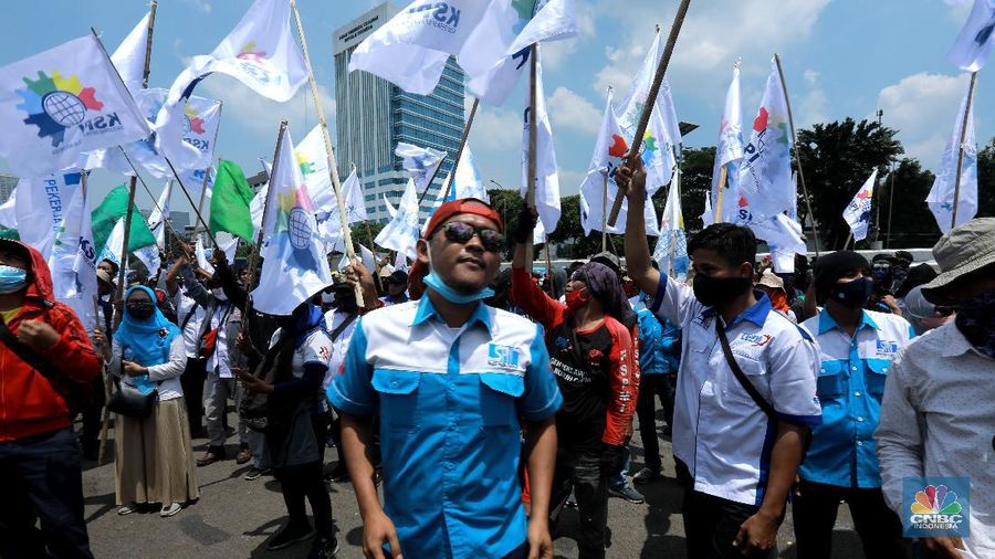 Aksi demo buruh yang tergabung dalam Konfederasi Serikat Pekerja Indonesia (KSPI) menggelar aksi unjuk rasa tolak Undang-undang Nomor 11 Tahun 2020 tentang Cipta Kerja di depan Kompleks Parlemen, Senayan, Jakarta, hari ini, Senin (9/11/2020).
Aksi digelar untuk mengiringi pengajuan permohonan tinjauan legislatif (legislative review) terhadap UU Cipta Kerja. Permohonan akan diajukan oleh perwakilan buruh di sela-sela aksi. (CNBC Indonesia/ Tri Susilo)