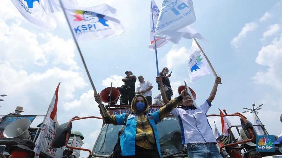Aksi demo buruh yang tergabung dalam Konfederasi Serikat Pekerja Indonesia (KSPI) menggelar aksi unjuk rasa tolak Undang-undang Nomor 11 Tahun 2020 tentang Cipta Kerja di depan Kompleks Parlemen, Senayan, Jakarta, hari ini, Senin (9/11/2020).
Aksi digelar untuk mengiringi pengajuan permohonan tinjauan legislatif (legislative review) terhadap UU Cipta Kerja. Permohonan akan diajukan oleh perwakilan buruh di sela-sela aksi. (CNBC Indonesia/ Tri Susilo)
