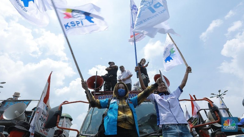 Aksi demo buruh yang tergabung dalam Konfederasi Serikat Pekerja Indonesia (KSPI) menggelar aksi unjuk rasa tolak Undang-undang Nomor 11 Tahun 2020 tentang Cipta Kerja di depan Kompleks Parlemen, Senayan, Jakarta, hari ini, Senin (9/11/2020).
Aksi digelar untuk mengiringi pengajuan permohonan tinjauan legislatif (legislative review) terhadap UU Cipta Kerja. Permohonan akan diajukan oleh perwakilan buruh di sela-sela aksi. (CNBC Indonesia/ Tri Susilo)