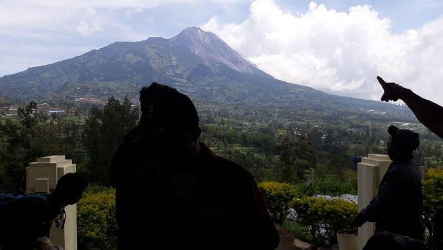 Gunung Merapi dari Pos PGM, Jrakah, Kecamatan Selo, Boyolali, Senin (9/11/2020). (Foto: Ragil Ajiyanto/detikcom)