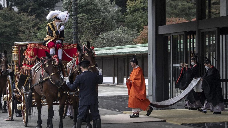 In this photo provided by the Imperial Household Agency of Japan, Japan's Crown Prince Akishino and his wife Crown Princess Kiko attend a ceremony after Akishino was formally proclaimed the first in line to the Chrysanthemum Throne, at the Imperial Palace in Tokyo, Sunday, Nov. 8, 2020. Akishisho, Emperor Naruhito's younger brother, was formally sworn in as first in line to the Chrysanthemum Throne in a traditional palace ritual that has been postponed for seven month and scaled down due to the coronavirus pandemic. (Imperial Household Agency of Japan via AP)