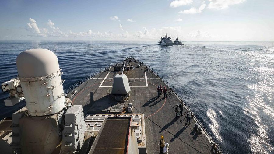 USS John S. McCain, Japan's JS Onami and Australia's HMAS Ballarat conduct a replenishment-at-sea with India's INS Shakti in the Indian Ocean on Wednesday during exercise #Malabar. #Interoperability #NavyPartnerships . (Tangkapan Layar Twitter @USPacificFleet)