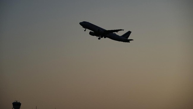 Maskapai Kecolongan Terkait Wabah Ebola, Pesawat Belok Darurat