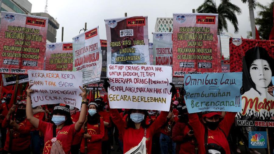 Massa Buruh dan Mahasiswa tiba di Patung Kuda Jakarta, Selasa, 10/11. Massa buruh kembali berunjuk rasa menolak Omnibuslaw UU Cipta Kerja pukul 14.00. Aksi massa terpusat di kawasan Bundaran Patung Kuda. Aksi demonstrasi menolak UU Cipta Kerja terus berlanjut. Selain menggelar aksi di depan gedung DPR dan Kawasan Patung Kuda, massa buruh akan melakukan aksi demonstrasi di depan Kemenaker.  (CNBC Indonesia/ Muhammad Sabki)