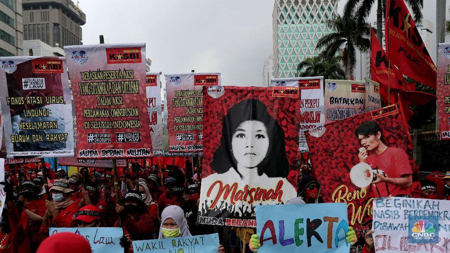 Massa Buruh dan Mahasiswa tiba di Patung Kuda Jakarta, Selasa, 10/11. Massa buruh kembali berunjuk rasa menolak Omnibuslaw UU Cipta Kerja pukul 14.00. Aksi massa terpusat di kawasan Bundaran Patung Kuda. Aksi demonstrasi menolak UU Cipta Kerja terus berlanjut. Selain menggelar aksi di depan gedung DPR dan Kawasan Patung Kuda, massa buruh akan melakukan aksi demonstrasi di depan Kemenaker.  (CNBC Indonesia/ Muhammad Sabki)