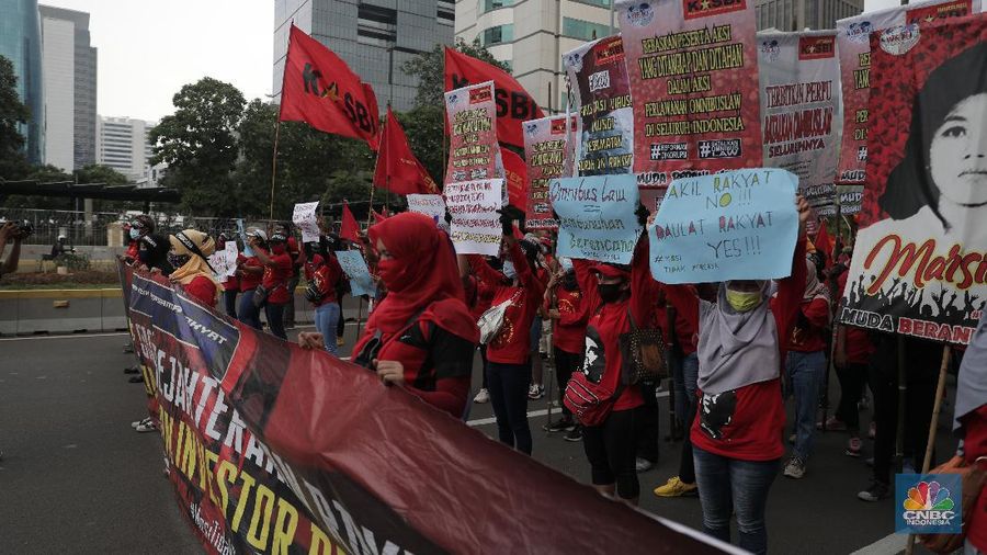 Massa Buruh dan Mahasiswa tiba di Patung Kuda Jakarta, Selasa, 10/11. Massa buruh kembali berunjuk rasa menolak Omnibuslaw UU Cipta Kerja pukul 14.00. Aksi massa terpusat di kawasan Bundaran Patung Kuda. Aksi demonstrasi menolak UU Cipta Kerja terus berlanjut. Selain menggelar aksi di depan gedung DPR dan Kawasan Patung Kuda, massa buruh akan melakukan aksi demonstrasi di depan Kemenaker.  (CNBC Indonesia/ Muhammad Sabki)