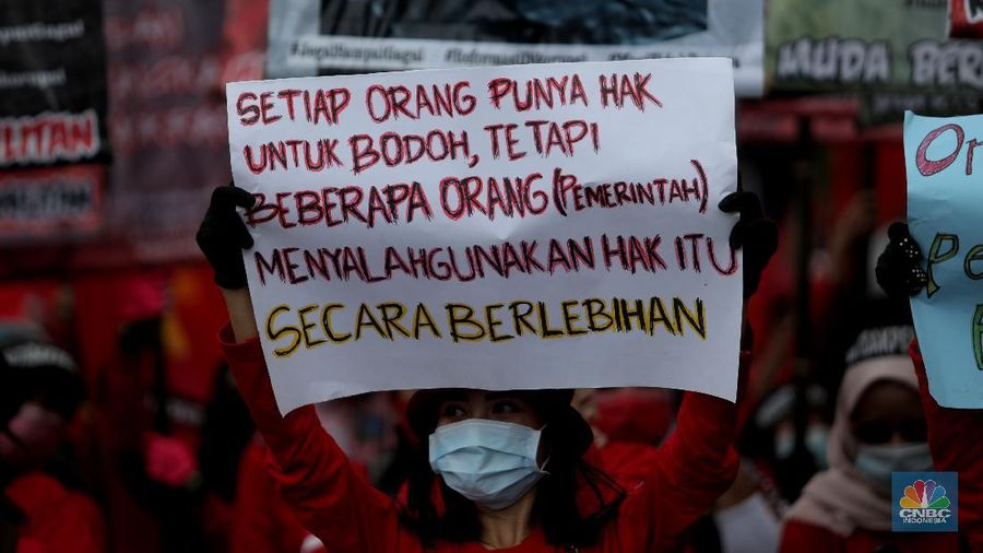 Massa Buruh dan Mahasiswa tiba di Patung Kuda Jakarta, Selasa, 10/11. Massa buruh kembali berunjuk rasa menolak Omnibuslaw UU Cipta Kerja pukul 14.00. Aksi massa terpusat di kawasan Bundaran Patung Kuda. Aksi demonstrasi menolak UU Cipta Kerja terus berlanjut. Selain menggelar aksi di depan gedung DPR dan Kawasan Patung Kuda, massa buruh akan melakukan aksi demonstrasi di depan Kemenaker.  (CNBC Indonesia/ Muhammad Sabki)