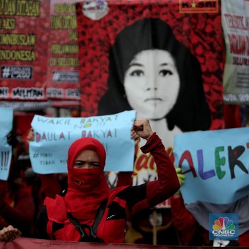 Kompak! Buruh-Mahasiswa Demo di Patung Kuda Tolak UU Ciptaker