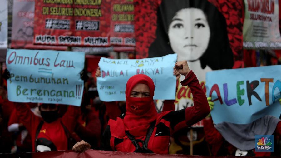 Massa Buruh dan Mahasiswa tiba di Patung Kuda Jakarta, Selasa, 10/11. Massa buruh kembali berunjuk rasa menolak Omnibuslaw UU Cipta Kerja pukul 14.00. Aksi massa terpusat di kawasan Bundaran Patung Kuda. Aksi demonstrasi menolak UU Cipta Kerja terus berlanjut. Selain menggelar aksi di depan gedung DPR dan Kawasan Patung Kuda, massa buruh akan melakukan aksi demonstrasi di depan Kemenaker.  (CNBC Indonesia/ Muhammad Sabki)