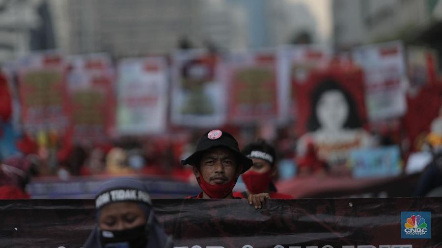 Massa Buruh dan Mahasiswa tiba di Patung Kuda Jakarta, Selasa, 10/11. Massa buruh kembali berunjuk rasa menolak Omnibuslaw UU Cipta Kerja pukul 14.00. Aksi massa terpusat di kawasan Bundaran Patung Kuda. Aksi demonstrasi menolak UU Cipta Kerja terus berlanjut. Selain menggelar aksi di depan gedung DPR dan Kawasan Patung Kuda, massa buruh akan melakukan aksi demonstrasi di depan Kemenaker.  (CNBC Indonesia/ Muhammad Sabki)
