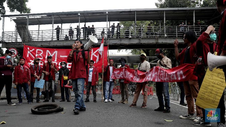 Massa Buruh dan Mahasiswa tiba di Patung Kuda Jakarta, Selasa, 10/11. Massa buruh kembali berunjuk rasa menolak Omnibuslaw UU Cipta Kerja pukul 14.00. Aksi massa terpusat di kawasan Bundaran Patung Kuda. Aksi demonstrasi menolak UU Cipta Kerja terus berlanjut. Selain menggelar aksi di depan gedung DPR dan Kawasan Patung Kuda, massa buruh akan melakukan aksi demonstrasi di depan Kemenaker.  (CNBC Indonesia/ Muhammad Sabki)