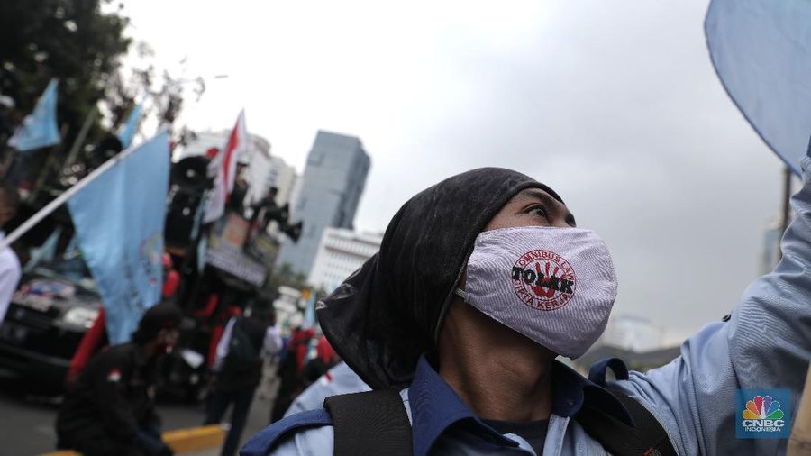 Massa Buruh dan Mahasiswa tiba di Patung Kuda Jakarta, Selasa, 10/11. Massa buruh kembali berunjuk rasa menolak Omnibuslaw UU Cipta Kerja pukul 14.00. Aksi massa terpusat di kawasan Bundaran Patung Kuda. Aksi demonstrasi menolak UU Cipta Kerja terus berlanjut. Selain menggelar aksi di depan gedung DPR dan Kawasan Patung Kuda, massa buruh akan melakukan aksi demonstrasi di depan Kemenaker. (CNBC Indonesia/ Muhammad Sabki)