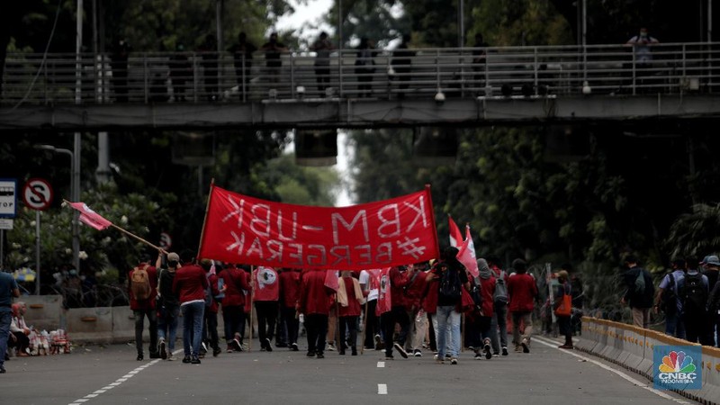 Massa Buruh dan Mahasiswa tiba di Patung Kuda Jakarta, Selasa, 10/11. Massa buruh kembali berunjuk rasa menolak Omnibuslaw UU Cipta Kerja pukul 14.00. Aksi massa terpusat di kawasan Bundaran Patung Kuda. Aksi demonstrasi menolak UU Cipta Kerja terus berlanjut. Selain menggelar aksi di depan gedung DPR dan Kawasan Patung Kuda, massa buruh akan melakukan aksi demonstrasi di depan Kemenaker.  (CNBC Indonesia/ Muhammad Sabki)