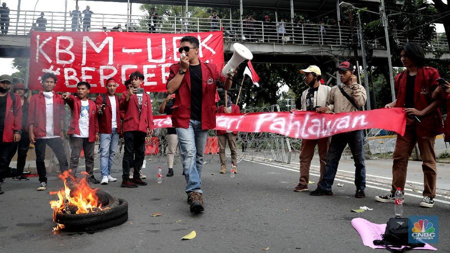 Mahasiswa dari berbagai Universitas membakar ban dan berorasi di kawasan Patung Kuda menolak UU Cipta Kerja, Jakarta, Selasa, 10/11. Terlihat massa aksi dari berbagai elemen buruh juga ikut menyalakan flare asap saat berunjuk rasa. Tuntutan yang disuarakan dalam aksi hari ini tetap sama dengan aksi-aksi sebelumnya, yakni meminta Presiden Joko Widodo membatalkan UU Cipta Kerja lewat Perppu. Tuntutan ini tak berubah meski Jokowi telah menandatangani UU yang disusun dengan skema omnibus law itu. (CNBC Indonesia/ Muhammad Sabki)