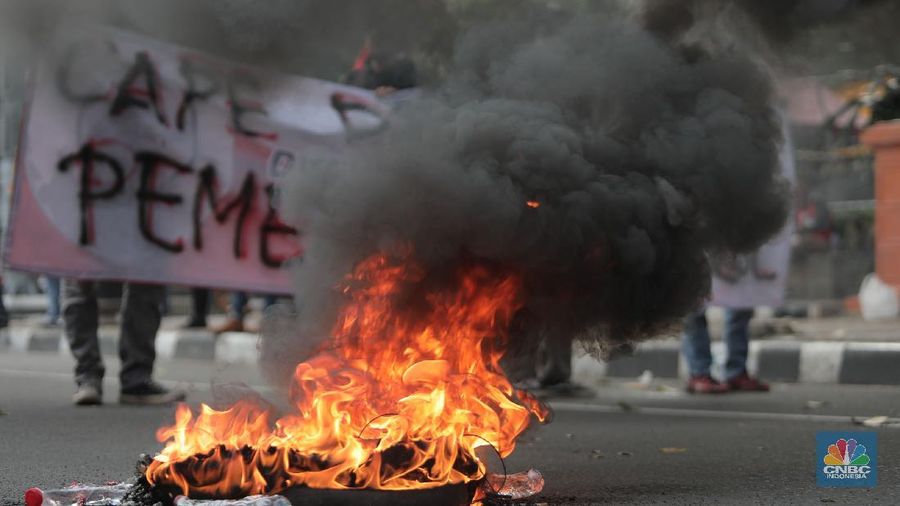 Mahasiswa dari berbagai Universitas membakar ban dan berorasi di kawasan Patung Kuda menolak UU Cipta Kerja, Jakarta, Selasa, 10/11. Terlihat massa aksi dari berbagai elemen buruh juga ikut menyalakan flare asap saat berunjuk rasa. Tuntutan yang disuarakan dalam aksi hari ini tetap sama dengan aksi-aksi sebelumnya, yakni meminta Presiden Joko Widodo membatalkan UU Cipta Kerja lewat Perppu. Tuntutan ini tak berubah meski Jokowi telah menandatangani UU yang disusun dengan skema omnibus law itu. (CNBC Indonesia/ Muhammad Sabki)