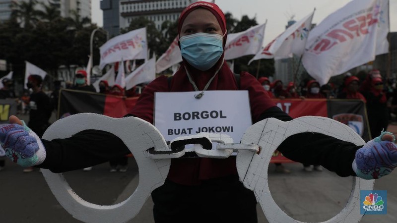 Mahasiswa dari berbagai Universitas membakar ban dan berorasi di kawasan Patung Kuda menolak UU Cipta Kerja, Jakarta, Selasa, 10/11. Terlihat massa aksi dari berbagai elemen buruh juga ikut menyalakan flare asap saat berunjuk rasa. Tuntutan yang disuarakan dalam aksi hari ini tetap sama dengan aksi-aksi sebelumnya, yakni meminta Presiden Joko Widodo membatalkan UU Cipta Kerja lewat Perppu. Tuntutan ini tak berubah meski Jokowi telah menandatangani UU yang disusun dengan skema omnibus law itu. (CNBC Indonesia/ Muhammad Sabki)