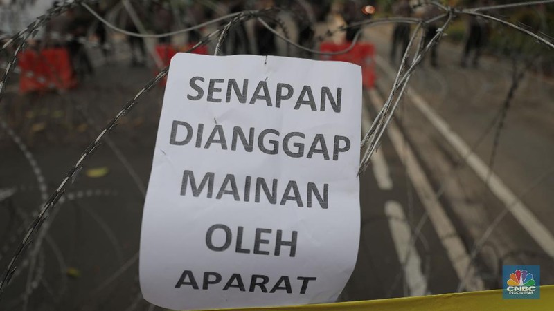 Mahasiswa dari berbagai Universitas membakar ban dan berorasi di kawasan Patung Kuda menolak UU Cipta Kerja, Jakarta, Selasa, 10/11. Terlihat massa aksi dari berbagai elemen buruh juga ikut menyalakan flare asap saat berunjuk rasa. Tuntutan yang disuarakan dalam aksi hari ini tetap sama dengan aksi-aksi sebelumnya, yakni meminta Presiden Joko Widodo membatalkan UU Cipta Kerja lewat Perppu. Tuntutan ini tak berubah meski Jokowi telah menandatangani UU yang disusun dengan skema omnibus law itu. (CNBC Indonesia/ Muhammad Sabki)