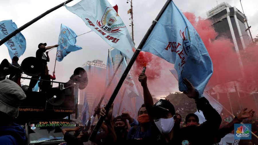 Mahasiswa dari berbagai Universitas membakar ban dan berorasi di kawasan Patung Kuda menolak UU Cipta Kerja, Jakarta, Selasa, 10/11. Terlihat massa aksi dari berbagai elemen buruh juga ikut menyalakan flare asap saat berunjuk rasa. Tuntutan yang disuarakan dalam aksi hari ini tetap sama dengan aksi-aksi sebelumnya, yakni meminta Presiden Joko Widodo membatalkan UU Cipta Kerja lewat Perppu. Tuntutan ini tak berubah meski Jokowi telah menandatangani UU yang disusun dengan skema omnibus law itu. (CNBC Indonesia/ Muhammad Sabki)